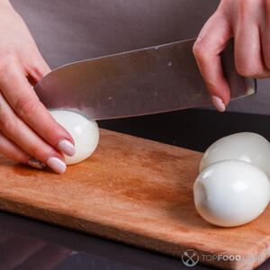 Разрезаем яйца