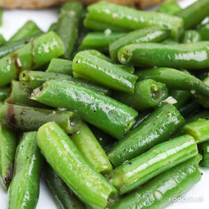 Разрезаем обжаренную фасоль