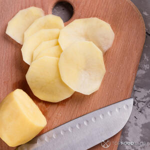 Нарезаем картофель