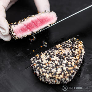 Обваливаем тунца в кунжуте и нарезаем