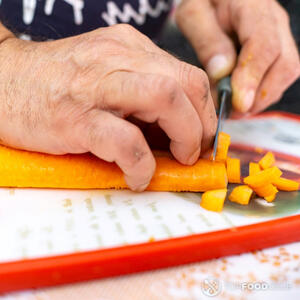 нарезаем морковь