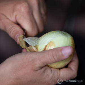 Очищаем лук