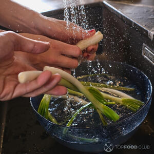 моем зелёный лук