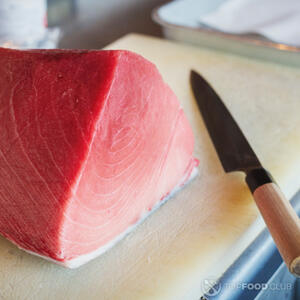 Нарезаем филе тунца