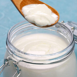 Соединяем белый йогурт