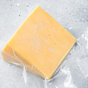 Достаем пармезан из упаковки