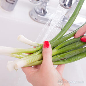 Моем зелёный лук