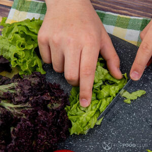 Нарезаем салат