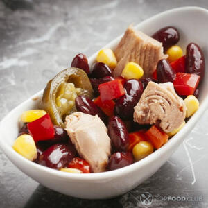 Раскладываем салат по креманкам