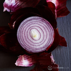 Очищаем красный лук