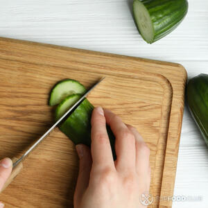 Нарезаем огурец