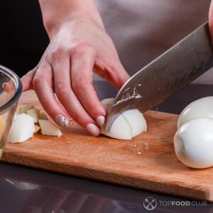 Нарезаем яйца