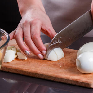 Нарезаем яйца