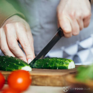 Нарезаем огурец