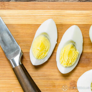 Нарезаем яйца