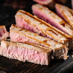 Нарезаем готовый тунец