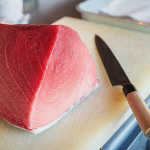 Нарезаем тунец