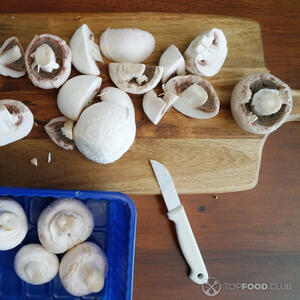 режем грибы