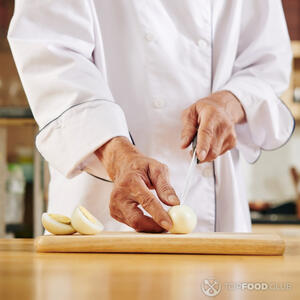 нарезаем яйца