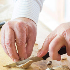 срезаем грязь с грибов