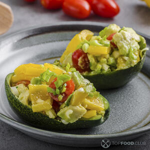 Салат в авокадо