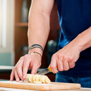 режем банан