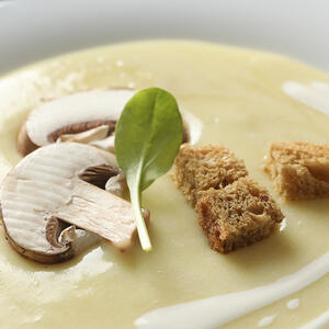 Подавайте грибной суп-пюре горячим, украсив отложенными грибочками и домашними сухариками.