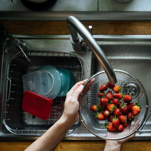 моем клубнику