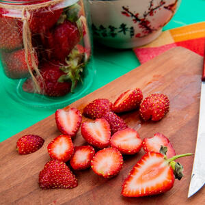 режем клубнику