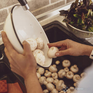 Моем шампиньоны