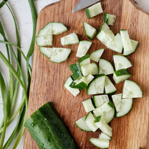 режем огурцы