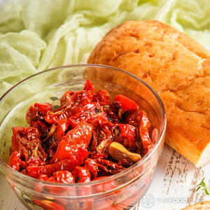 резать томаты