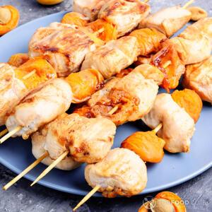 Сервируем готовый шашлык