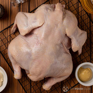 Разрезаем тушку курицы