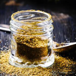 Добавляем приправу для курицы