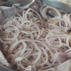 Разминаем лук