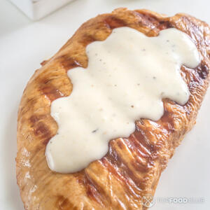 Поливаем соусом курицу