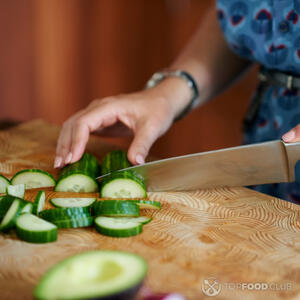 режем огурец