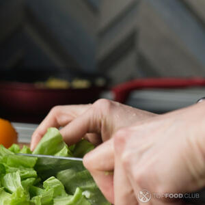 режем салат