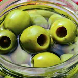 Оливки в банке