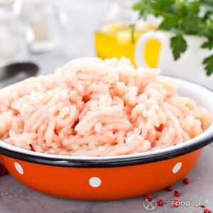 Кладем куриный фарш