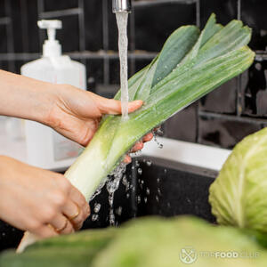 Моем лук порей