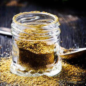 Добавляем приправу для курицы