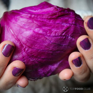 Моем красную капусту