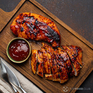 Разрезаем индейку и подаем на стол