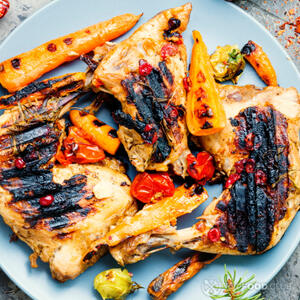 Подаем курицу с овощами к столу