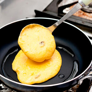 Обжаривайте оладьи по 2-3 минуты с каждой стороны