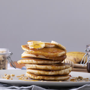 Их можно дополнить сметаной, сиропом, сгущенкой или медом с ломтиками банана.