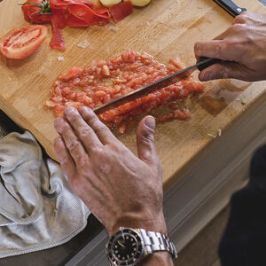 Резать помидор