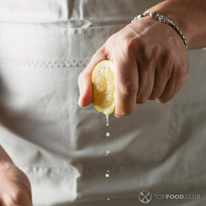 Добавляем сок лимона